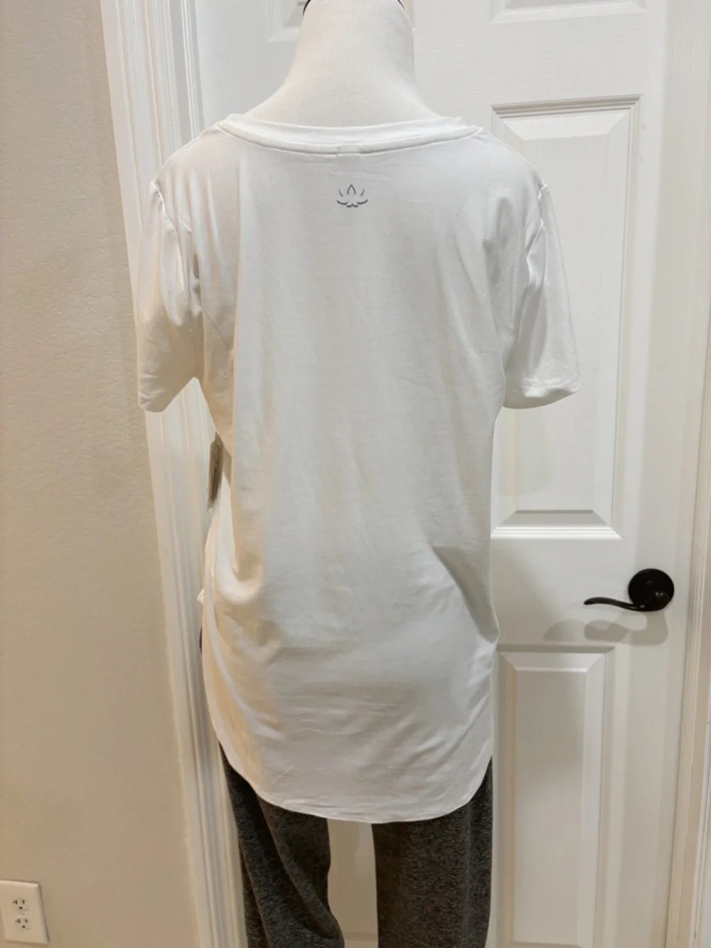 NWT Beyond Yoga Featherweight On The Down Low Tee White Size M - Picture 9 of 11